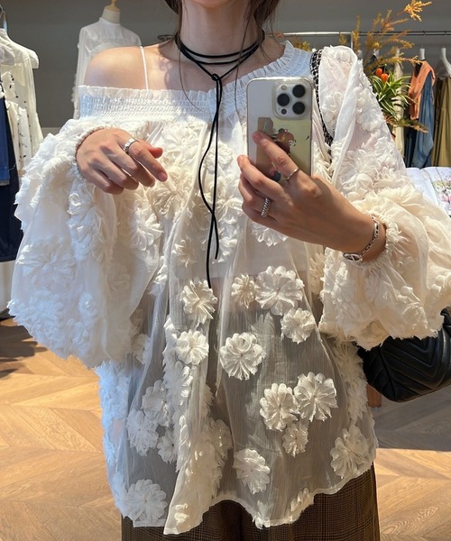 WILLFULLY(ウィルフリー)の「flower motif sheer BL(シャツ/ブラウス・レディース・ブラック/アイボリー・FREE)」の10枚目の写真
