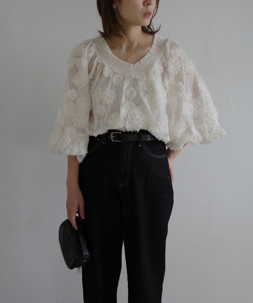WILLFULLY(ウィルフリー)の「flower motif sheer BL(シャツ/ブラウス・レディース・ブラック/アイボリー・FREE)」の21枚目の写真