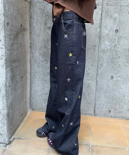 ROGER AND RAW(ロジャーアンドロウ)の「星柄刺繍ローウエストデニムパンツ(デニムパンツ・レディース・インディゴブルー・SMALL/MEDIUM)」の5枚目の写真