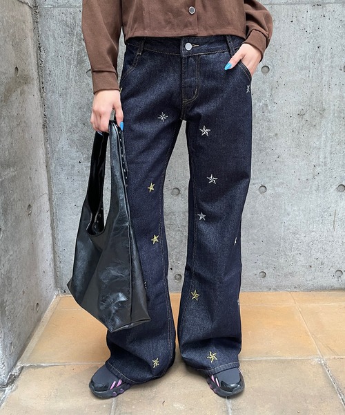 ROGER AND RAW(ロジャーアンドロウ)の「星柄刺繍ローウエストデニムパンツ(デニムパンツ・レディース・インディゴブルー・SMALL/MEDIUM)」の2枚目の写真