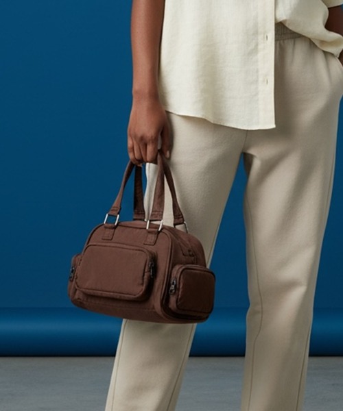 AO2(アオズ)の「Single-handle nylon handbag with gusset / ワンハンドル マチあり ナイロンハンドバッグ 秋 秋服 2026年秋冬(ハンドバッグ・レディース・グレー/ブラック/オリーブ/ブラウン・FREE)」の3枚目の写真