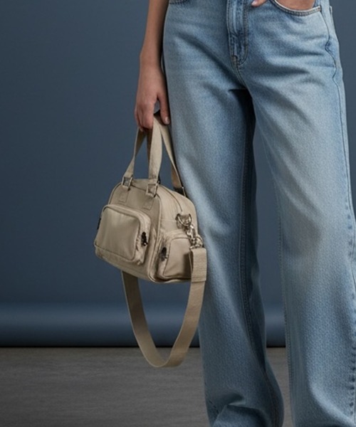 AO2(アオズ)の「Single-handle nylon handbag with gusset / ワンハンドル マチあり ナイロンハンドバッグ 秋 秋服 2026年秋冬(ハンドバッグ・レディース・グレー/ブラック/オリーブ/ブラウン・FREE)」の2枚目の写真