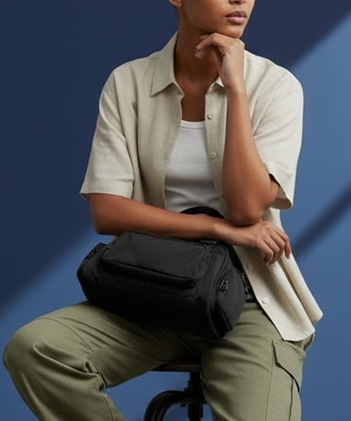 AO2(アオズ)の「Single-handle nylon handbag with gusset / ワンハンドル マチあり ナイロンハンドバッグ 秋 秋服 2026年秋冬(ハンドバッグ・レディース・グレー/ブラック/オリーブ/ブラウン・FREE)」の1枚目の写真