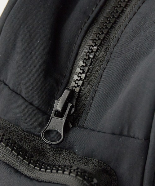 AO2(アオズ)の「Single-handle nylon handbag with gusset / ワンハンドル マチあり ナイロンハンドバッグ 秋 秋服 2026年秋冬(ハンドバッグ・レディース・グレー/ブラック/オリーブ/ブラウン・FREE)」の13枚目の写真