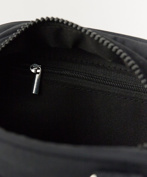AO2(アオズ)の「Single-handle nylon handbag with gusset / ワンハンドル マチあり ナイロンハンドバッグ 秋 秋服 2026年秋冬(ハンドバッグ・レディース・グレー/ブラック/オリーブ/ブラウン・FREE)」の9枚目の写真