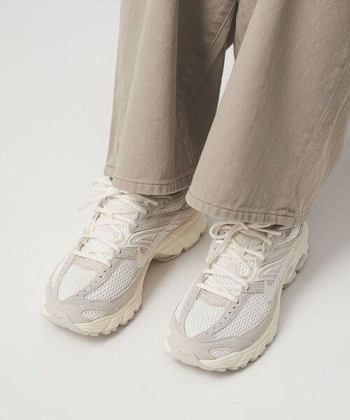 NIKE（ナイキ）の「＜NIKE＞エア マックス モト 2K SE スニーカー（スニーカー・レディース・ブラック/オフホワイト・23cm/24cm/22.5cm/23.5cm/25cm/24.5cm）」の4枚目の写真
