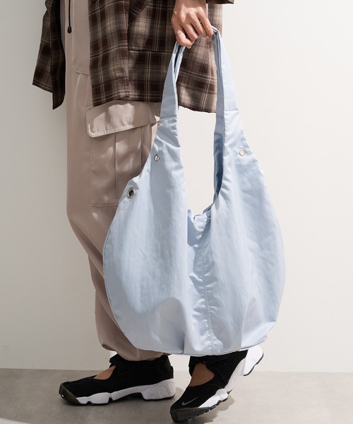 MAGASIN DE MODE Onjna（マガジンデモードオンジェナ ）の「【MAGASIN DE MODE Onjna】アイレットバルーントート SNBD（トートバッグ・レディース・アイボリー/ブラック/グレー・FREE）」の3枚目の写真