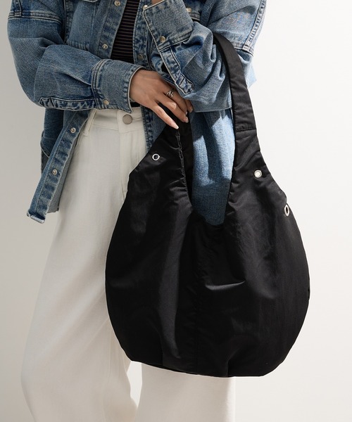 MAGASIN DE MODE Onjna（マガジンデモードオンジェナ ）の「【MAGASIN DE MODE Onjna】アイレットバルーントート SNBD（トートバッグ・レディース・アイボリー/ブラック/グレー・FREE）」の2枚目の写真