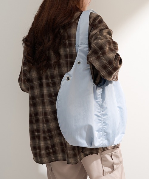 MAGASIN DE MODE Onjna（マガジンデモードオンジェナ ）の「【MAGASIN DE MODE Onjna】アイレットバルーントート SNBD（トートバッグ・レディース・アイボリー/ブラック/グレー・FREE）」の18枚目の写真