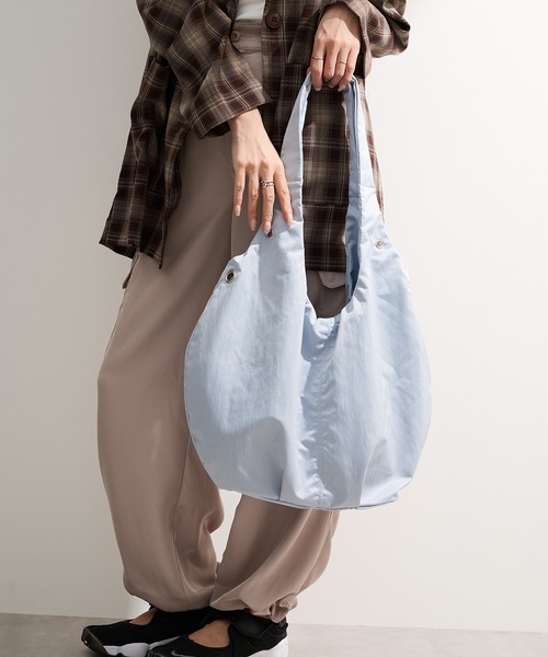 MAGASIN DE MODE Onjna（マガジンデモードオンジェナ ）の「【MAGASIN DE MODE Onjna】アイレットバルーントート SNBD（トートバッグ・レディース・アイボリー/ブラック/グレー・FREE）」の22枚目の写真