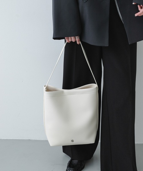 SENSE OF PLACE by URBAN RESEARCH（センスオブプレイスバイアーバンリサーチ）の「【動画有/500ml収納可】バケツバッグ /オフィス/通勤/通学/定番/オールシーズン（ショルダーバッグ・レディース・ブラウン/ブラック/アイボリー・ONE）」の4枚目の写真
