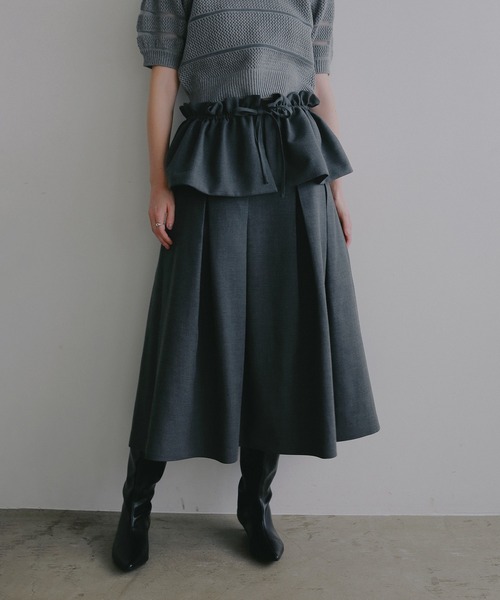 MANOF(マノフ)の「RUFFLE BELT FLARE SKIRT(スカート・レディース・ブラック/チャコールグレー・M/S)」の3枚目の写真