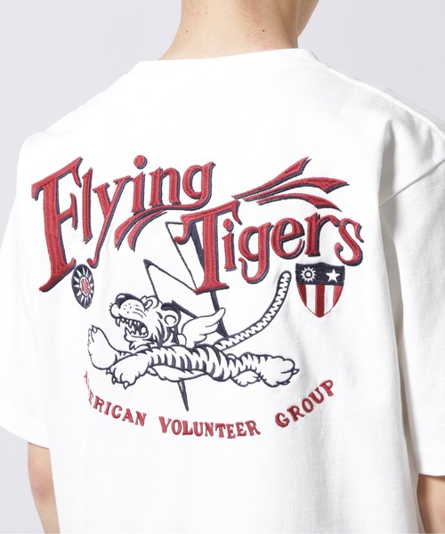 AVIREX（アヴィレックス）の「《WEB＆DEPOT限定》EMBROIDERY T-SHIRT FLYING TIGERS / シシュウ ティーシャツ フライング タイガース / AVIREX / アヴィレックス（Tシャツ/カットソー・メンズ・レッド/ホワイト/サックスブルー/ブラック・XX-LARGE/X-LARGE/LARGE/MEDIUM）」の14枚目の写真