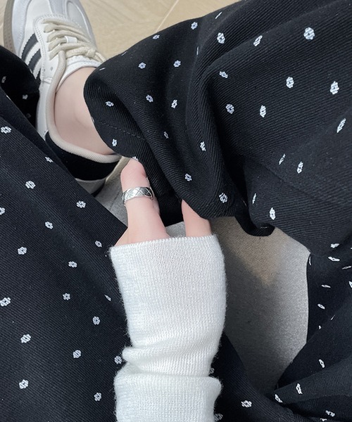 shyam inspiration(シャムインスピレーション)の「小花柄ストレートデニムパンツ(デニムパンツ・レディース・ブラック・L/M)」の2枚目の写真