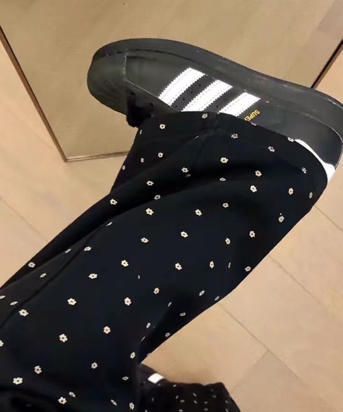 shyam inspiration(シャムインスピレーション)の「小花柄ストレートデニムパンツ(デニムパンツ・レディース・ブラック・L/M)」の3枚目の写真