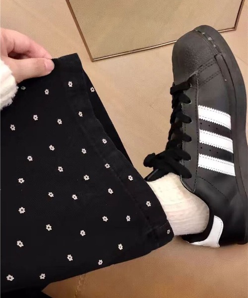 shyam inspiration(シャムインスピレーション)の「小花柄ストレートデニムパンツ(デニムパンツ・レディース・ブラック・L/M)」の4枚目の写真
