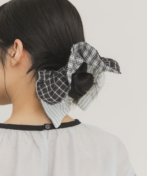 KBF(ケイビーエフ)の「チェックストライプコンビシュシュ(ヘアゴム・レディース・ホワイト系その他・ONE)」の2枚目の写真