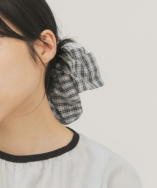 KBF(ケイビーエフ)の「チェックストライプコンビシュシュ(ヘアゴム・レディース・ホワイト系その他・ONE)」の3枚目の写真