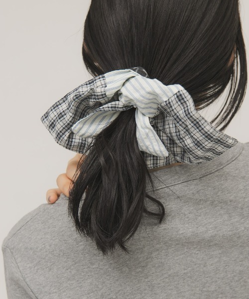 KBF(ケイビーエフ)の「チェックストライプコンビシュシュ(ヘアゴム・レディース・ホワイト系その他・ONE)」の4枚目の写真