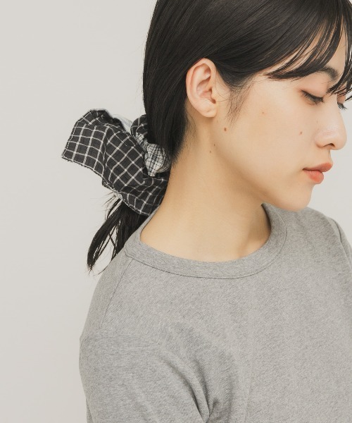 KBF(ケイビーエフ)の「チェックストライプコンビシュシュ(ヘアゴム・レディース・ホワイト系その他・ONE)」の6枚目の写真