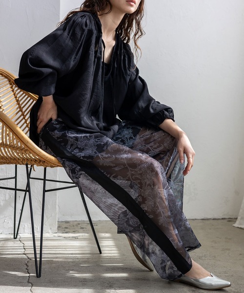 VitaFelice（ヴィータフェリーチェ）の「フラワーシアーメッシュサイドラインパンツ（その他パンツ・レディース・ベージュ/ネイビー/ブラック・FREE）」の2枚目の写真