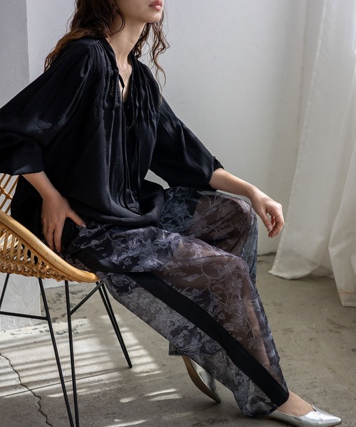 VitaFelice（ヴィータフェリーチェ）の「フラワーシアーメッシュサイドラインパンツ（その他パンツ・レディース・ベージュ/ネイビー/ブラック・FREE）」の4枚目の写真