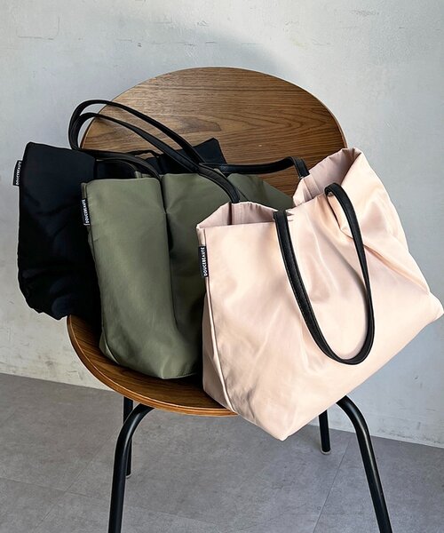 un dix cors(アンディコール)の「横長ナイロントート(トートバッグ・レディース・ベージュ/ブラック/カーキ・FREE)」の2枚目の写真