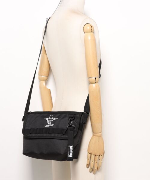 THRASHER(スラッシャー)の「FLAP MINI SHOULDER BAG/THRASHER スラッシャー フラップ ミニショルダーバッグ GONZ刺繍 斜め掛け サコッシュ フェス 旅行 サブバッグ ストリート(ショルダーバッグ・メンズ・ブラック×ホワイト/ブラック系その他・FREE)」の6枚目の写真
