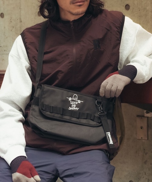 THRASHER(スラッシャー)の「FLAP MINI SHOULDER BAG/THRASHER スラッシャー フラップ ミニショルダーバッグ GONZ刺繍 斜め掛け サコッシュ フェス 旅行 サブバッグ ストリート(ショルダーバッグ・メンズ・ブラック×ホワイト/ブラック系その他・FREE)」の1枚目の写真