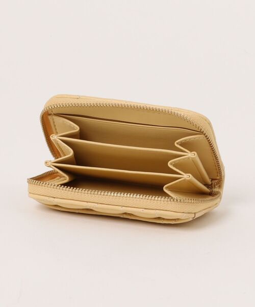 COACH（コーチ）の「スモール ジップ アラウンド カード ケース・ピロー キルティング（カードケース・レディース・イエロー系その他・ONE）」の4枚目の写真