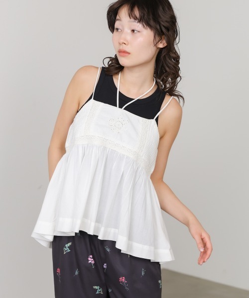 Bab(バブ)の「ピンタック刺繍レースキャミトップス(キャミソール・レディース・オフホワイト/ブラック/パープル・M)」の1枚目の写真