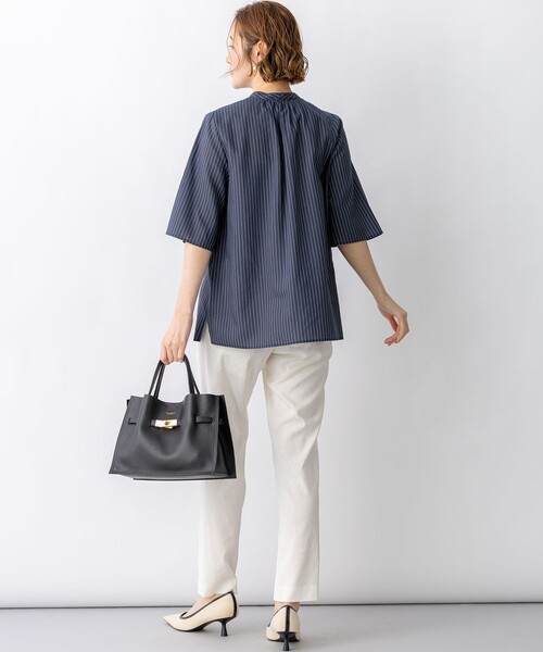 23区(ニジュウサンク)の「ドライシアーストライプ フロントタック ブラウス(シャツ/ブラウス・レディース・ホワイト系1/ネイビー系1・38)」の4枚目の写真