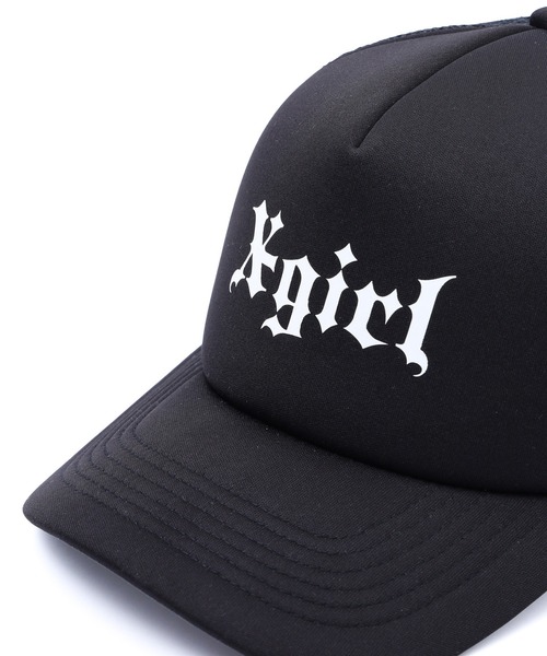 X-girl(エックスガール)の「OLD ENGLISH LOGO TRUCKER CAP(キャップ・レディース・ブラック/ベージュ/カモフラージュ・ONE SIZE)」の4枚目の写真