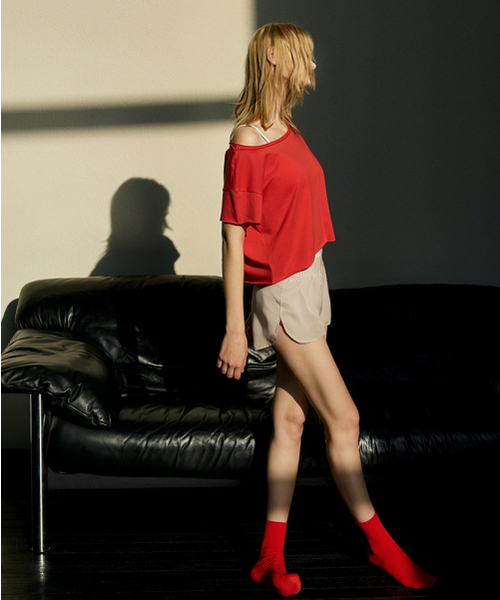 DEVIWEAR（デヴィウェア）の「ワンショルダー ルーズフィット 半袖Tシャツ DEVI-T0145-レッド（Tシャツ/カットソー・レディース・レッド・FREE）」の3枚目の写真