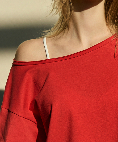 DEVIWEAR（デヴィウェア）の「ワンショルダー ルーズフィット 半袖Tシャツ DEVI-T0145-レッド（Tシャツ/カットソー・レディース・レッド・FREE）」の4枚目の写真