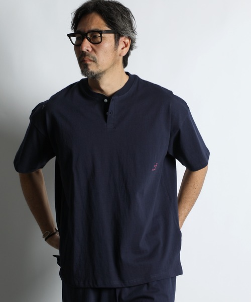 The DUFFER of ST.GEORGE(ザダファーオブセントジョージ)の「8oz HEAVY WEIGHT COTTON OVERSIZED HENLEY NECK S/S TEE:セットアップ対応 ヘビーウェイト 半袖ヘンリーネックTEE / 8オンス / 厚手Tシャツ / オーバーサイズ / ルーズフィット(Tシャツ/カットソー・メンズ・オフホワイト/ブルーグレー/スミクロ/ベージュ/ネイビー/ブラウン・X-LARGE/LARGE/MEDIUM/SMALL/XX-LARGE)」の6枚目の写真