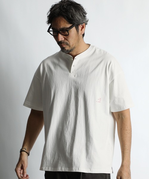 The DUFFER of ST.GEORGE(ザダファーオブセントジョージ)の「8oz HEAVY WEIGHT COTTON OVERSIZED HENLEY NECK S/S TEE:セットアップ対応 ヘビーウェイト 半袖ヘンリーネックTEE / 8オンス / 厚手Tシャツ / オーバーサイズ / ルーズフィット(Tシャツ/カットソー・メンズ・オフホワイト/ブルーグレー/スミクロ/ベージュ/ネイビー/ブラウン・X-LARGE/LARGE/MEDIUM/SMALL/XX-LARGE)」の2枚目の写真