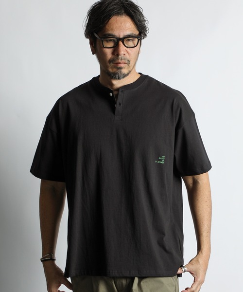 The DUFFER of ST.GEORGE(ザダファーオブセントジョージ)の「8oz HEAVY WEIGHT COTTON OVERSIZED HENLEY NECK S/S TEE:セットアップ対応 ヘビーウェイト 半袖ヘンリーネックTEE / 8オンス / 厚手Tシャツ / オーバーサイズ / ルーズフィット(Tシャツ/カットソー・メンズ・オフホワイト/ブルーグレー/スミクロ/ベージュ/ネイビー/ブラウン・X-LARGE/LARGE/MEDIUM/SMALL/XX-LARGE)」の3枚目の写真