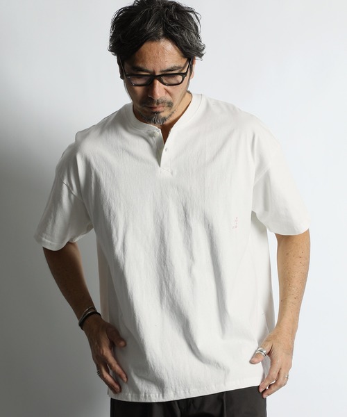 The DUFFER of ST.GEORGE(ザダファーオブセントジョージ)の「8oz HEAVY WEIGHT COTTON OVERSIZED HENLEY NECK S/S TEE:セットアップ対応 ヘビーウェイト 半袖ヘンリーネックTEE / 8オンス / 厚手Tシャツ / オーバーサイズ / ルーズフィット(Tシャツ/カットソー・メンズ・オフホワイト/ブルーグレー/スミクロ/ベージュ/ネイビー/ブラウン・X-LARGE/LARGE/MEDIUM/SMALL/XX-LARGE)」の7枚目の写真