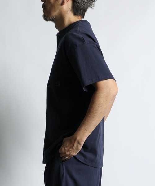 The DUFFER of ST.GEORGE(ザダファーオブセントジョージ)の「8oz HEAVY WEIGHT COTTON OVERSIZED HENLEY NECK S/S TEE:セットアップ対応 ヘビーウェイト 半袖ヘンリーネックTEE / 8オンス / 厚手Tシャツ / オーバーサイズ / ルーズフィット(Tシャツ/カットソー・メンズ・オフホワイト/ブルーグレー/スミクロ/ベージュ/ネイビー/ブラウン・X-LARGE/LARGE/MEDIUM/SMALL/XX-LARGE)」の19枚目の写真