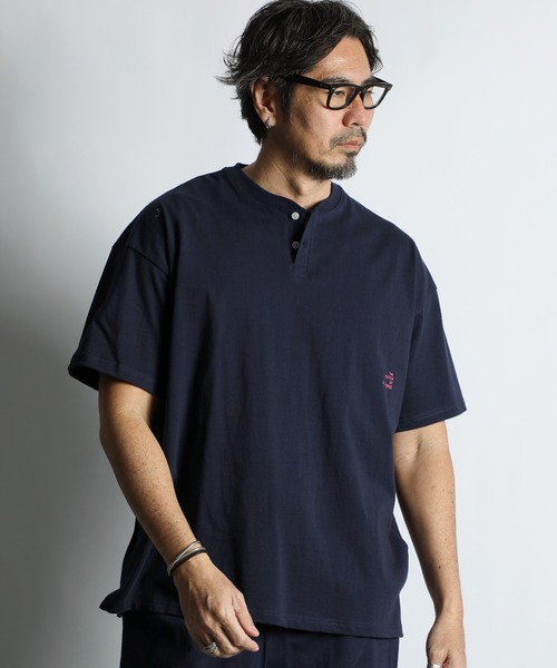 The DUFFER of ST.GEORGE(ザダファーオブセントジョージ)の「8oz HEAVY WEIGHT COTTON OVERSIZED HENLEY NECK S/S TEE:セットアップ対応 ヘビーウェイト 半袖ヘンリーネックTEE / 8オンス / 厚手Tシャツ / オーバーサイズ / ルーズフィット(Tシャツ/カットソー・メンズ・オフホワイト/ブルーグレー/スミクロ/ベージュ/ネイビー/ブラウン・X-LARGE/LARGE/MEDIUM/SMALL/XX-LARGE)」の17枚目の写真
