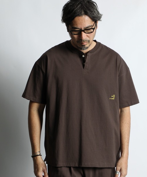 The DUFFER of ST.GEORGE(ザダファーオブセントジョージ)の「8oz HEAVY WEIGHT COTTON OVERSIZED HENLEY NECK S/S TEE:セットアップ対応 ヘビーウェイト 半袖ヘンリーネックTEE / 8オンス / 厚手Tシャツ / オーバーサイズ / ルーズフィット(Tシャツ/カットソー・メンズ・オフホワイト/ブルーグレー/スミクロ/ベージュ/ネイビー/ブラウン・X-LARGE/LARGE/MEDIUM/SMALL/XX-LARGE)」の13枚目の写真