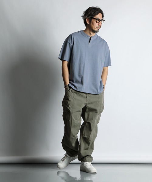 The DUFFER of ST.GEORGE(ザダファーオブセントジョージ)の「8oz HEAVY WEIGHT COTTON OVERSIZED HENLEY NECK S/S TEE:セットアップ対応 ヘビーウェイト 半袖ヘンリーネックTEE / 8オンス / 厚手Tシャツ / オーバーサイズ / ルーズフィット(Tシャツ/カットソー・メンズ・オフホワイト/ブルーグレー/スミクロ/ベージュ/ネイビー/ブラウン・X-LARGE/LARGE/MEDIUM/SMALL/XX-LARGE)」の12枚目の写真
