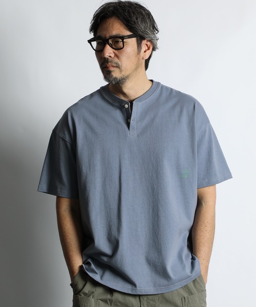 The DUFFER of ST.GEORGE(ザダファーオブセントジョージ)の「8oz HEAVY WEIGHT COTTON OVERSIZED HENLEY NECK S/S TEE:セットアップ対応 ヘビーウェイト 半袖ヘンリーネックTEE / 8オンス / 厚手Tシャツ / オーバーサイズ / ルーズフィット(Tシャツ/カットソー・メンズ・オフホワイト/ブルーグレー/スミクロ/ベージュ/ネイビー/ブラウン・X-LARGE/LARGE/MEDIUM/SMALL/XX-LARGE)」の11枚目の写真