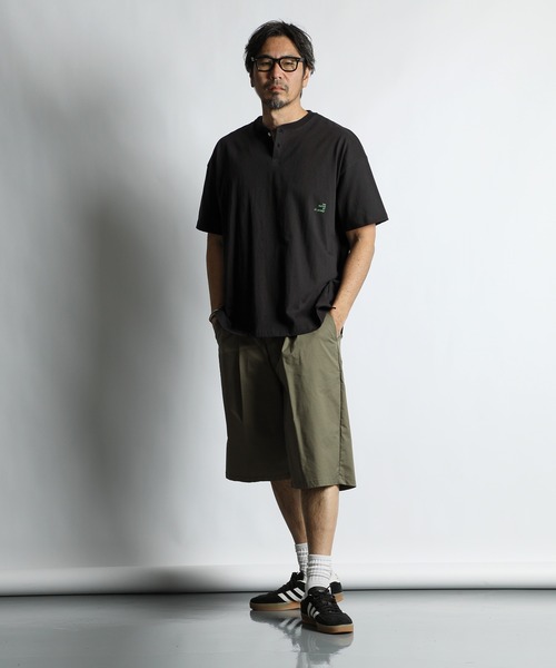 The DUFFER of ST.GEORGE(ザダファーオブセントジョージ)の「8oz HEAVY WEIGHT COTTON OVERSIZED HENLEY NECK S/S TEE:セットアップ対応 ヘビーウェイト 半袖ヘンリーネックTEE / 8オンス / 厚手Tシャツ / オーバーサイズ / ルーズフィット(Tシャツ/カットソー・メンズ・オフホワイト/ブルーグレー/スミクロ/ベージュ/ネイビー/ブラウン・X-LARGE/LARGE/MEDIUM/SMALL/XX-LARGE)」の10枚目の写真