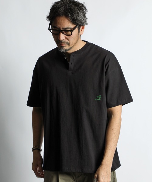 The DUFFER of ST.GEORGE(ザダファーオブセントジョージ)の「8oz HEAVY WEIGHT COTTON OVERSIZED HENLEY NECK S/S TEE:セットアップ対応 ヘビーウェイト 半袖ヘンリーネックTEE / 8オンス / 厚手Tシャツ / オーバーサイズ / ルーズフィット(Tシャツ/カットソー・メンズ・オフホワイト/ブルーグレー/スミクロ/ベージュ/ネイビー/ブラウン・X-LARGE/LARGE/MEDIUM/SMALL/XX-LARGE)」の9枚目の写真