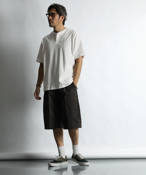 The DUFFER of ST.GEORGE(ザダファーオブセントジョージ)の「8oz HEAVY WEIGHT COTTON OVERSIZED HENLEY NECK S/S TEE:セットアップ対応 ヘビーウェイト 半袖ヘンリーネックTEE / 8オンス / 厚手Tシャツ / オーバーサイズ / ルーズフィット(Tシャツ/カットソー・メンズ・オフホワイト/ブルーグレー/スミクロ/ベージュ/ネイビー/ブラウン・X-LARGE/LARGE/MEDIUM/SMALL/XX-LARGE)」の8枚目の写真
