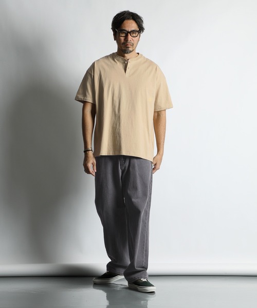 The DUFFER of ST.GEORGE(ザダファーオブセントジョージ)の「8oz HEAVY WEIGHT COTTON OVERSIZED HENLEY NECK S/S TEE:セットアップ対応 ヘビーウェイト 半袖ヘンリーネックTEE / 8オンス / 厚手Tシャツ / オーバーサイズ / ルーズフィット(Tシャツ/カットソー・メンズ・オフホワイト/ブルーグレー/スミクロ/ベージュ/ネイビー/ブラウン・X-LARGE/LARGE/MEDIUM/SMALL/XX-LARGE)」の16枚目の写真