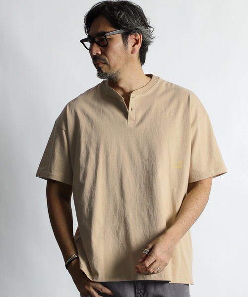 The DUFFER of ST.GEORGE(ザダファーオブセントジョージ)の「8oz HEAVY WEIGHT COTTON OVERSIZED HENLEY NECK S/S TEE:セットアップ対応 ヘビーウェイト 半袖ヘンリーネックTEE / 8オンス / 厚手Tシャツ / オーバーサイズ / ルーズフィット(Tシャツ/カットソー・メンズ・オフホワイト/ブルーグレー/スミクロ/ベージュ/ネイビー/ブラウン・X-LARGE/LARGE/MEDIUM/SMALL/XX-LARGE)」の15枚目の写真