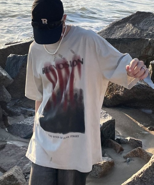lilful(リルフル)の「【26年春夏新作】染み込みプリント風ロゴビッグシルエットTシャツ(Tシャツ/カットソー・メンズ・ホワイト/ブラック・M/L)」の1枚目の写真